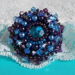 Anello Royal Blue Roses ricamato con un cabochon di vetro e splendide perle barocche